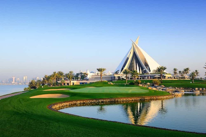 Dubai đang lãng phí nguồn nước uống trong khi nhiều khu vực trên thế giới phải đối mặt với tình trạng thiếu nước trầm trọng. Được biết, có rất nhiều sân golf ở Dubai và cần tới gần 4 nghìn gallon nước mỗi ngày để giữ thảm cỏ trên sân golf xanh tốt.