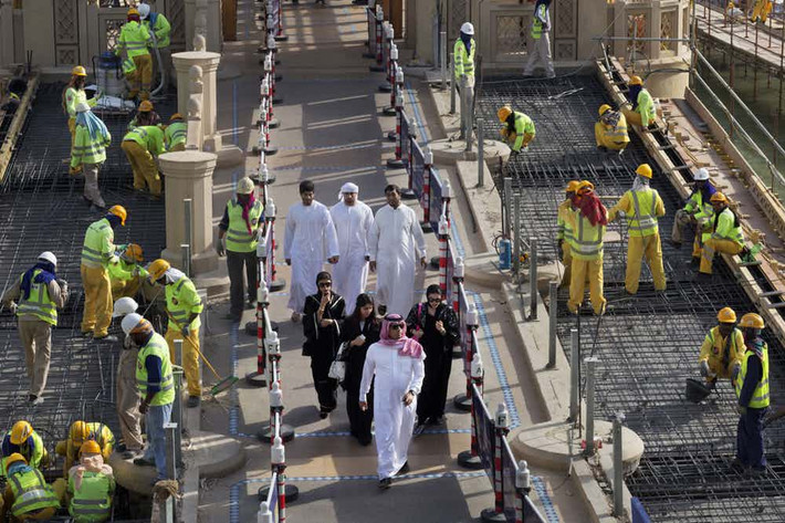 Thực trạng phân biệt đối xử tồn tại ở Dubai. Theo nhiều nguồn tin, những người lao động Bắc Mỹ và Châu Âu được trả lương cao gấp đôi so với những người đến từ các quốc gia thế giới thứ ba mặc dù họ cùng làm một công việc trong cùng một công ty.