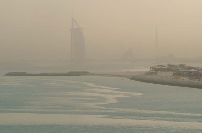 Môi trường ở Dubai đang bị phá hủy. Nhiều chất thải được xả ra từ các khu công trường xây dựng trong khi số lượng nhà máy xử lý nước thải không đủ để đáp ứng. Các du khách tới Dubai bắt đầu nhận thấy rằng nước biển ngày càng bẩn hơn.