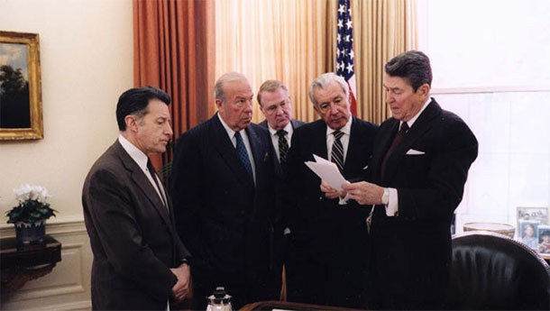Iran-Contra là một vụ bê bối dưới chính quyền của Tổng thống Mỹ Ronald Reagan. Khi đó, các quan chức Mỹ đã bí mật bán vũ khí cho Iran để đổi lấy tù nhân. Trong khi đó, số tiền bán vũ khí lại được dùng để tài trợ cho nhóm nổi dậy Contra ở Nicaragua. Đây là một trong những bí mật chính phủ Mỹ muốn giấu nhẹm.