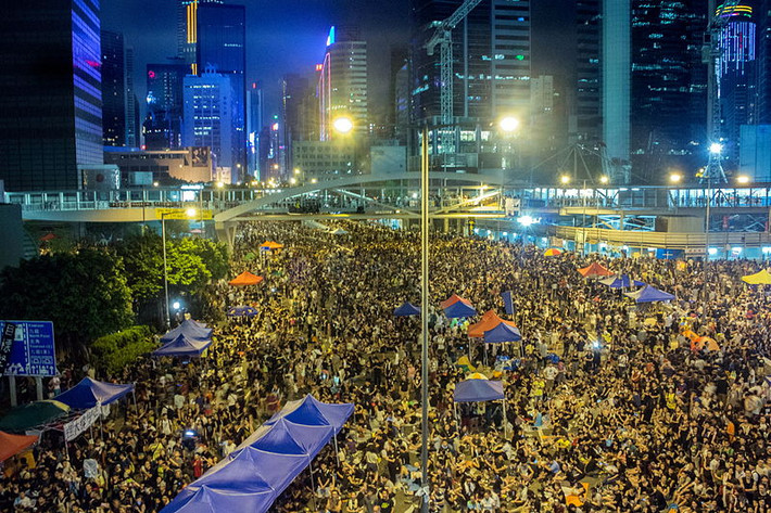 Trưởng đặc khu Hong Kong khi đó là ông Leung Chun-ying (Lương Chấn Anh) đã lên tiếng trấn an người dân hôm 29/9. Ông Lương bác bỏ yêu cầu từ chức, sau đó đề nghị các lãnh đạo biểu tình đàm phán với cấp phó của mình. Ảnh: Wikipedia.