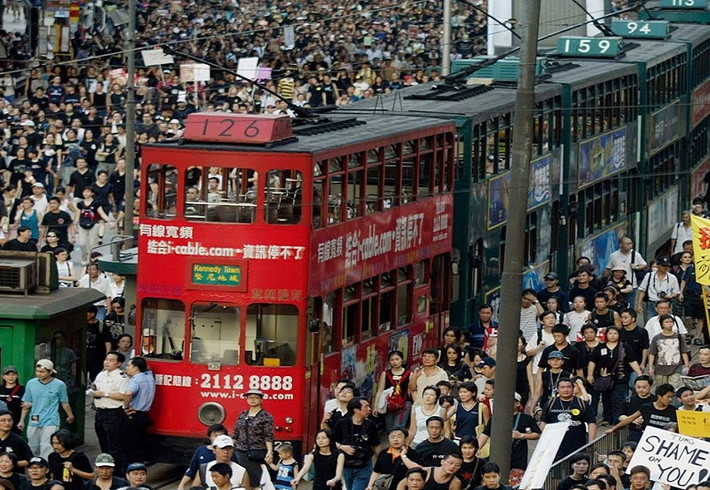 Trước sức ép từ phía người biểu tình, cuối cùng, chính quyền Hong Kong đã buộc phải tạm hoãn dự luật an ninh đó. Ảnh: SCMP.