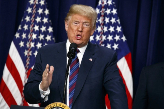 Tổng thống Mỹ Donald Trump khi đó đã ra lệnh khởi động quá trình tăng thuế đối với toàn bộ hàng hóa còn lại nhập khẩu từ Trung Quốc, trị giá khoảng 300 tỷ USD. Động thái này diễn ra cùng ngày sau khi Mỹ chính thức áp mức thuế 25% đối với 200 tỷ USD hàng hóa nhập khẩu từ Trung Quốc. Ảnh: WB.
