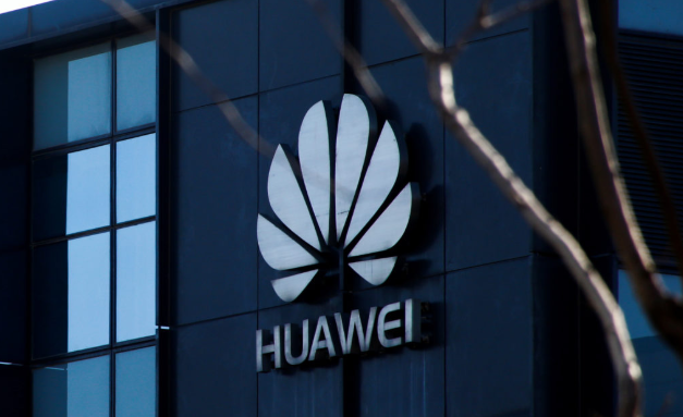 Hôm 20/5, Google đã đình chỉ giấy phép và thỏa thuận chia sẻ với Tập đoàn Huawei, bao gồm việc chuyển giao sản phẩm phần cứng và phần mềm. Điều này đồng nghĩa với việc những sản phẩm chạy Android của hãng điện thoại Trung Quốc sẽ mất quyền truy cập vào các bản cập nhật của hệ điều hành Android. Ảnh: PBS.