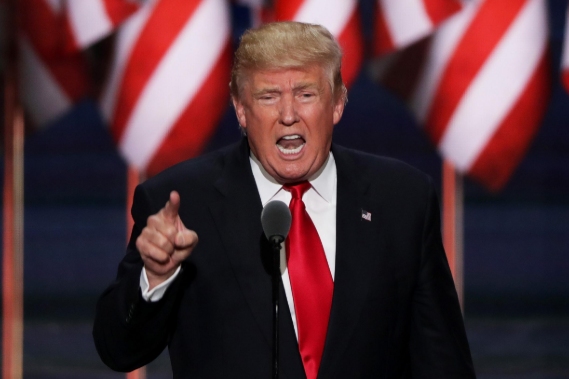 Đến ngày 16/5, Tổng thống Mỹ Donald Trump ký sắc lệnh hành pháp tuyên bố trình trạng khẩn cấp quốc gia, trong đó cấm các công ty công nghệ trong nước mua hoặc sử dụng thiết bị viễn thông nước ngoài mà Washington cho là tiềm ẩn nguy cơ đe dọa an ninh quốc gia. Ảnh: Independent.