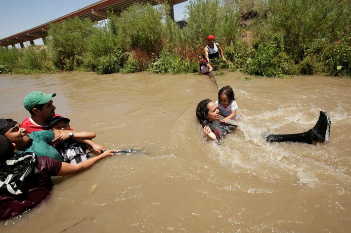 Cảnh băng sông nguy hiểm của những di dân Honduras nhìn từ phía Mexico ngày 11/6.