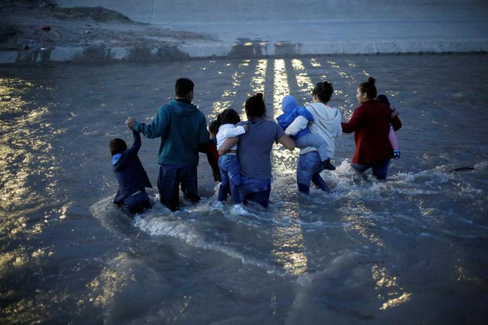 Trong số đoàn người vượt sông Rio Grande có khá nhiều trẻ nhỏ đi cùng cha mẹ của chúng.