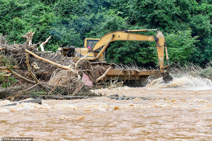 Trong khi đó, những trận mưa lớn kéo dài đã gây ra lũ lụt và sạt lở đất nghiêm trọng ở khu vực miền Nam Trung Quốc, khiến ít nhất 49 người thiệt mạng và làm ảnh hưởng đến cuộc sống của hàng triệu người. Ảnh: Getty.