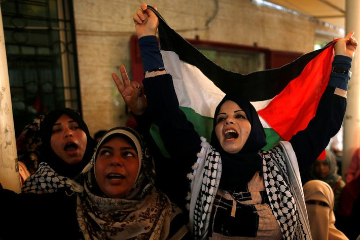 Những người phụ nữ Palestine tham gia cuộc biểu tình phản đối "thỏa thuận thế kỷ" của chính quyền Mỹ tại thành phố Gaza ngày 24/6. Ảnh: Reuters.