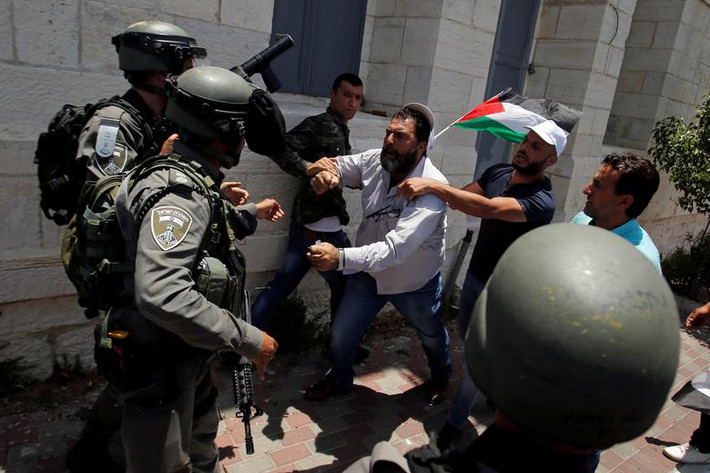 Đụng độ dữ dội giữa lực lượng an ninh Israel và người biểu tình Palestine phản đối kế hoạch hòa bình Trung Đông của chính quyền Mỹ đã xảy ra tại khu vực Bờ Tây và Dải Gaza những ngày qua. Ảnh: Reuters.