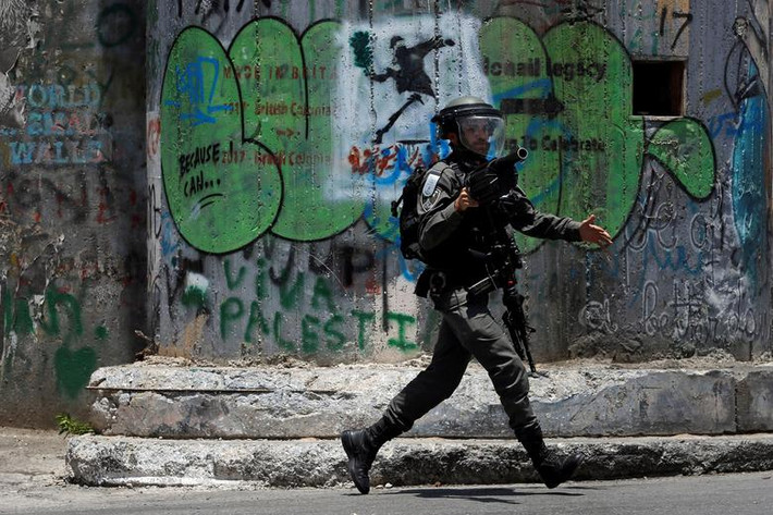 Cảnh sát Israel mang theo vũ khí trong cuộc đụng độ với người biểu tình Palestine phản đối hội thảo tại Bahrain ngày 25/6. Ảnh: Reuters.