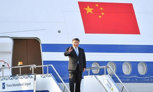 Theo tờ Nhân dân Nhật báo, Chủ tịch Trung Quốc Tập Cận Bình cùng phu nhân Bành Lệ Viện đã đáp máy bay xuống thủ đô Bình Nhưỡng lúc 11h40 ngày 20/6 (giờ địa phương). Ảnh: News.cn.