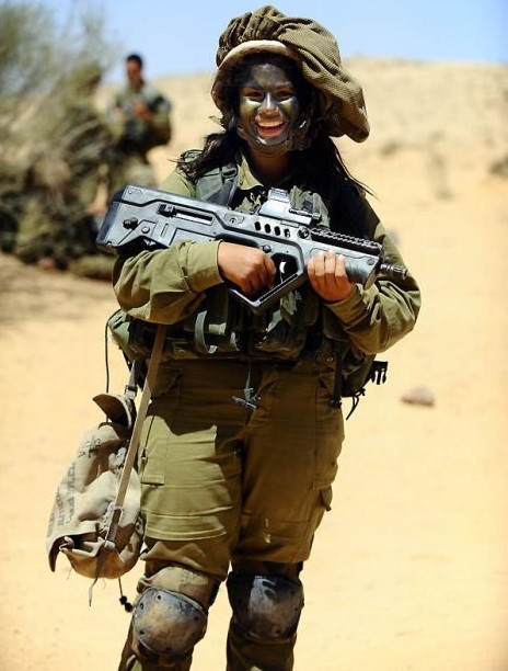 Bộ trang phục đầy đủ của một nữ quân nhân Israel.