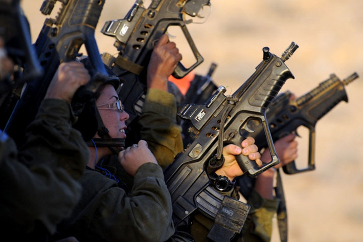 Khi gia nhập quân đội, phụ nữ Israel được học sử dụng nhiều loại vũ khí, trong đó có loại súng với hộp tiếp đạn nằm phía sau cò súng.