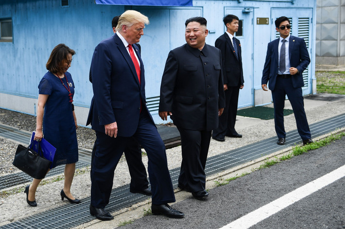 Tổng thống Donald Trump nói rằng cuộc gặp này mang tính lịch sử. Ông chủ Nhà Trắng lấy làm vinh dự khi được bước qua đường biên giới phân cách hai miền Triều Tiên, đồng thời khẳng định "tình bạn tuyệt vời" giữa ông và lãnh đạo Kim Jong-un. Ảnh: Getty.