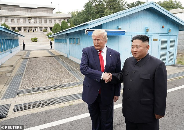 Cái bắt tay lịch sử của hai nhà lãnh đạo Mỹ-Triều tại khu phi quân sự liên Triều DMZ. Ảnh: Reuters.