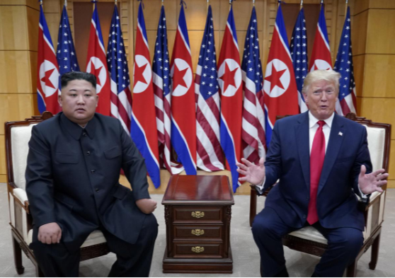 “Chúng tôi vừa có một cuộc gặp rất tốt đẹp với Chủ tịch Kim Jong-un”, Tổng thống Trump nói với phóng viên sau khi rời khỏi cuộc gặp với ông Kim Jong-un ngày 30/6. Ảnh: Reuters.