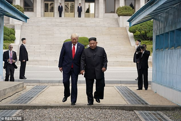 Sau màn chào hỏi, Tổng thống Donald Trump bước qua giới tuyến phi quân sự, đi khoảng 20 bước vào lãnh thổ Triều Tiên. Ông Trump trở thành Tổng thống Mỹ đương nhiệm đầu tiên đặt chân đến quốc gia Đông Á này. Ảnh: Reuters.