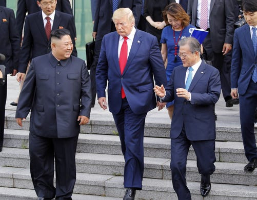 Một số nguồn tin ban đầu tiết lộ, nhà lãnh đạo Kim Jong-un có thể đã mời Tổng thống Donald Trump đến thăm thủ đô Bình Nhưỡng trong thời gian tới. Và trước đó, ông Trump cũng đã mời Chủ tịch Triều Tiên thăm Mỹ "vào thời điểm thích hợp". Ảnh: Yonhap.