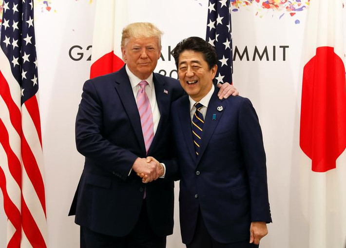 Tổng thống Trump dự kiến sẽ có những cuộc tiếp xúc song phương với nguyên thủ 7 quốc gia trong đó có Nhật Bản, Trung Quốc, Đức...Ảnh: Tổng thống Mỹ Donald Trump (trái) và Thủ tướng Nhật Bản Shinzo Abe bắt tay nhau tại hội nghị G20 ngày 28/6.