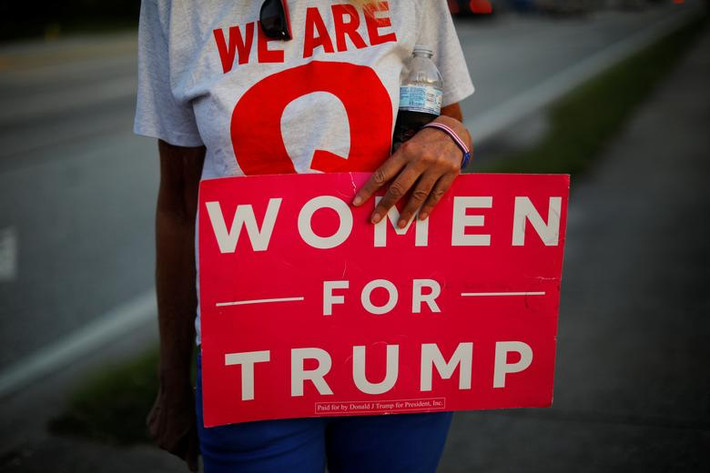 Những ngày gần đây, nhiều biểu ngữ với nội dung thể hiện sự ủng hộ dành cho ông Trump xuất hiện trên đường phố bang Florida.