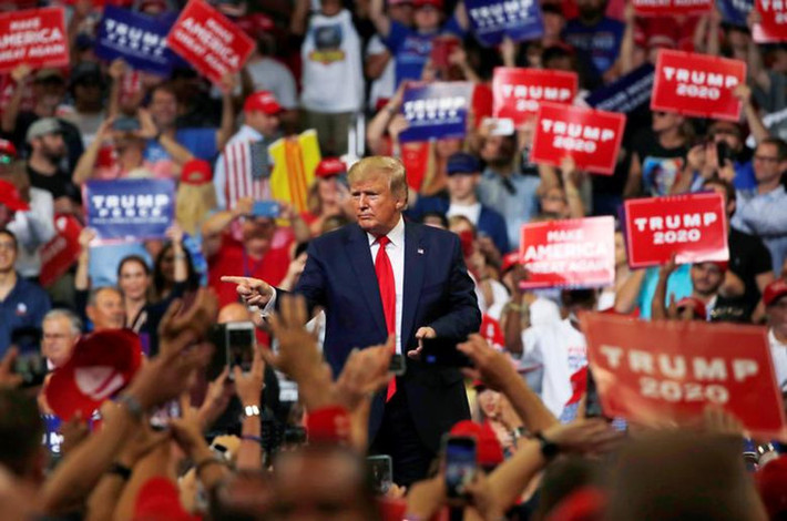 Tuyên bố của Tổng thống Trump được đưa ra trong chiến dịch vận động tranh cử tại hội trường Amway 20.000 chỗ ngồi ở Orlando, bang Florida - một trong những bang chiến trường chủ chốt trong các cuộc bầu cử ở Mỹ với số phiếu đại cử tri lớn.
