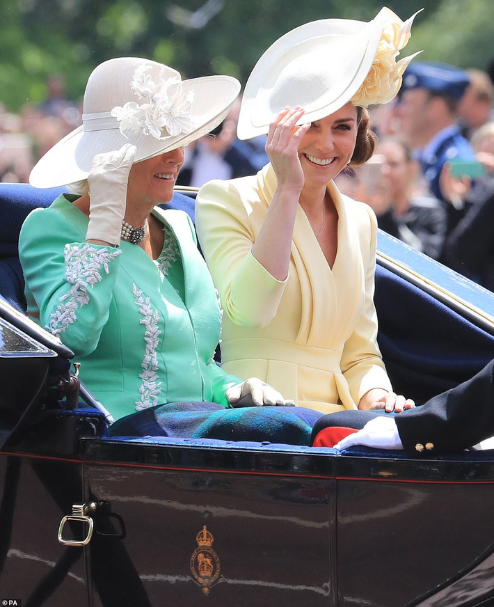 Công nương Kate Middleton - vợ của Hoàng tử William, và Công nương Camilla trên đường tới Cung điện Buckingham sau khi theo dõi lễ diễu hành Trooping the Colour. Ảnh: PA.