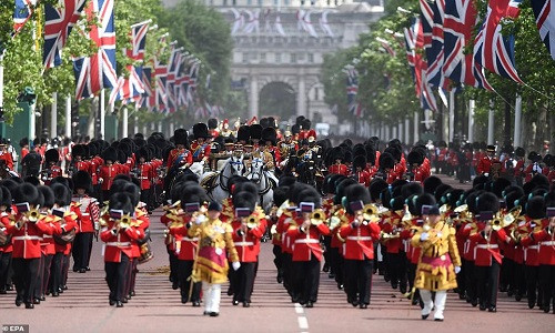 Nữ hoàng Anh ngồi trên xe ngựa đi cùng đoàn diễu hành ở trung tâm thủ đô London ngày 8/6. Ảnh: EPA.