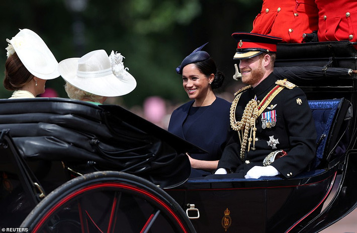 Công nương Meghan Markle, vợ của Hoàng tử Harry, xuất hiện trong buổi lễ mừng sinh nhật chính thức lần thứ 93 của Nữ hoàng. Đây là lần đầu tiên cô "tái xuất" trước công chúng kể từ khi sinh con trai đầu lòng vào tháng 5 vừa qua. Ảnh: Reuters.