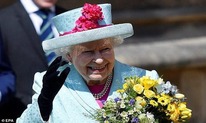 Trước đó, ngày 21/4, Nữ hoàng Anh Elizabeth II đón sinh nhật lần thứ 93 với việc tham dự buổi lễ Phục sinh cùng nhiều thành viên khác trong gia đình Hoàng gia tại nhà nguyện St.George, Lâu đài Windsor. Ảnh: EPA. Mời độc giả xem thêm video: Nữ hoàng Elizabeth II "chính thức" kỷ niệm sinh nhật lần thứ 90 (Nguồn: VTC14)
