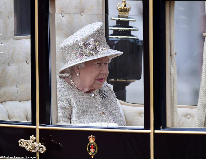 Được biết, Nữ hoàng Elizabeth II có hai sinh nhật trong năm. Bà sinh ngày 21/4 nhưng lễ mừng sinh nhật chính thức của bà được tổ chức hoành trắng vào một thứ 7 của tháng 6 hàng năm. Ảnh: Daily Mail.