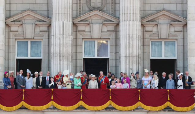 Sau khi buổi lễ diễu hành kết thúc, Nữ hoàng Anh Elizabeth cùng các thành viên trong gia đình Hoàng gia tề tựu trên ban công Điện Buckingham để chứng kiến màn biểu diễn ấn tượng của phi đội máy bay quân sự. Ảnh: Reuters.