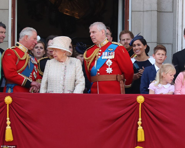 Nữ hoàng Elizabeth đứng cạnh con trai bà, Thái tử Charles (trái), trên ban công Cung điện Buckingham. Ảnh: GC Images.