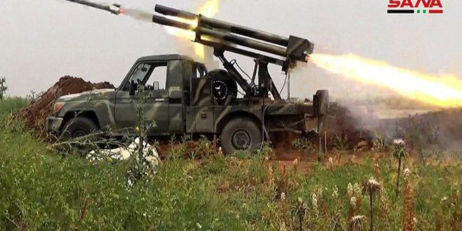 Cùng lúc, lực lượng chính phủ Damascus cũng tấn công tuyến tiếp tế và các căn cứ của nhóm khủng bố ở Tarmila, al-Naqir và vùng lân cận Khan Sheikhoun ở Idlib, gây tổn thất nặng nề cho bọn chúng. Ảnh: SANA.