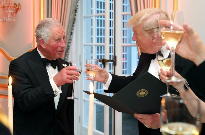 Tổng thống Trump và Thái tử Charles nâng cốc trong bữa tiệc tối 4/6.