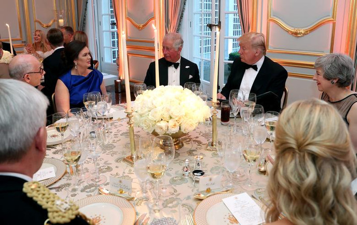 Tổng thống Trump ngồi cùng bàn với Thủ tướng Anh Theresa May, Thái tử Charles và nhiều vị quan khác khác trong bữa tiệc tối ở Winfield.