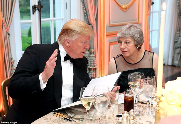 Tổng thống Mỹ Donald Trump ngồi cùng bàn với Thủ tướng May trong buổi tiệc.