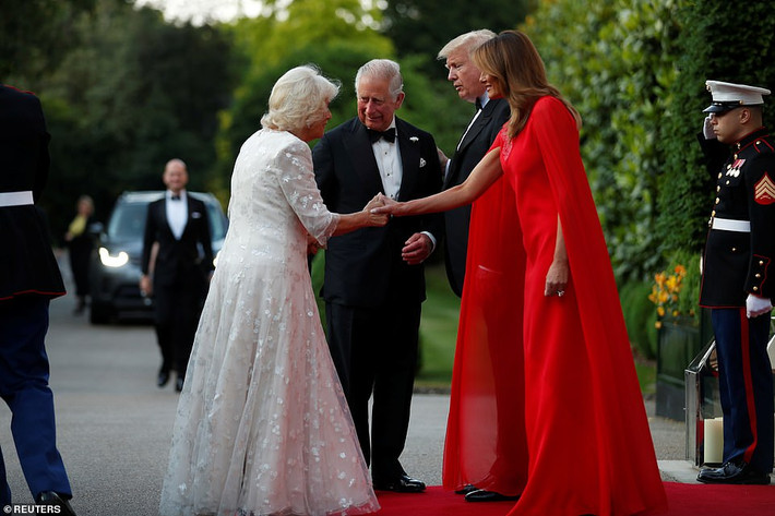 Tổng thống Trump và phu nhân Melania đón tiếp vợ chồng Thái tử Charles tới dự tiệc tối tại dinh thự Winfield. Đệ nhất phu nhân Mỹ diện chiếc váy dài màu đỏ nổi bật.