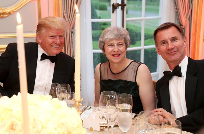 Có thể thấy, Tổng thống Mỹ Donald Trump không còn lên tiếng chỉ trích gay gắt Thủ tướng May về vấn đề Anh rời Liên minh châu Âu (EU) như trước. Ảnh: Bà May cười tươi chụp ảnh cùng Ngoại trưởng Anh Jeremy Hunt và Tổng thống Trump tại bữa tiệc.