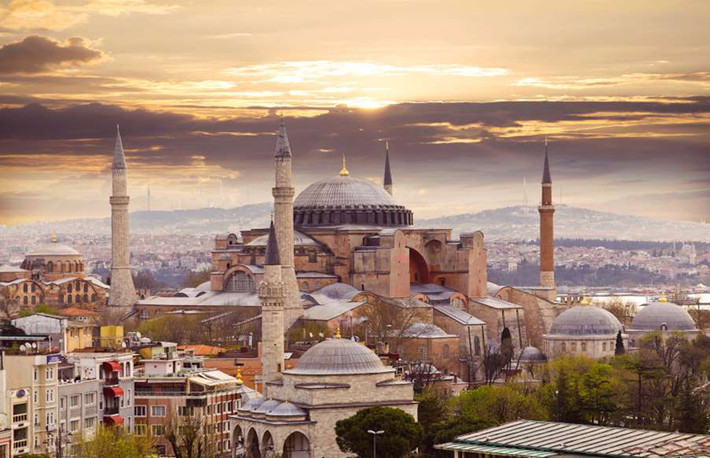 Thành phố Istanbul của Thổ Nhĩ Kỳ là một nơi độc đáo bởi nó nằm trên 2 lục địa. Một phần của thành phố nằm ở châu Á và phần còn lại nằm ở châu Âu.