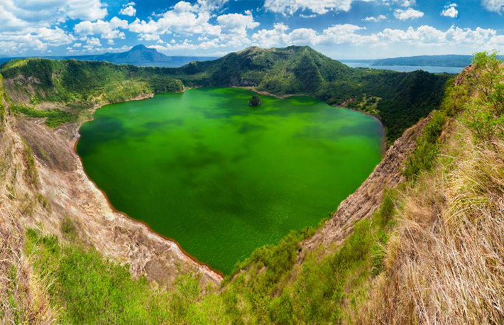 Ở Philippines bạn có thể tìm thấy một hòn đảo nằm trong một cái hồ, trên một hòn đảo trong một cái hồ và trên một hòn đảo. Hòn đảo này nằm ở núi lửa Taal tại phía nam Manila, thủ đô của Philippines. Đây cũng là núi lửa đang hoạt động nhỏ nhất trên Trái Đất nhưng các vụ phun trào của nó cũng rất khủng khiếp.