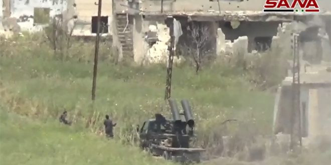 "Phiến quân Syria đã triển khai gần 80 tay súng cùng 7 xe tải quân sự tham gia đợt tấn công nhằm vào thị trấn Karnaz. Còn tại thị trấn Hamamiyat, chúng điều động khoảng 60 tay súng cùng 2 xe tăng hỗ trợ. Trong cuộc giao tranh ác liệt, Quân chính phủ Damascus đã tiêu diệt hơn 20 tay súng nổi dậy, phá hủy 1 xe tăng và 2 xe tải của bọn chúng”, Tướng Kupchishin cho hay. Ảnh: SANA.