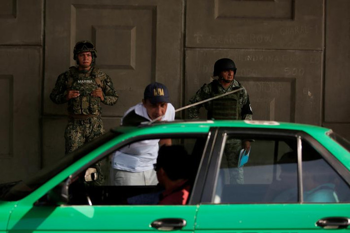 Hãng thông tấn Reuters đưa tin, Mexico đã siết chặt an ninh ở khu vực biên giới phía nam nước này với Guatemala theo một phần thỏa thuận với Mỹ, sau khi Tổng thống Trump đe dọa sẽ áp thuế đối với hàng hoá Mexico nếu họ không ngăn chặn được dòng người nhập cư trái phép vượt biên vào Mỹ. (Nguồn ảnh: Reuters)