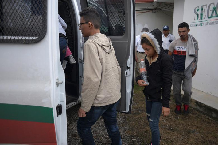 Viện Di trú Quốc gia Mexico (INM) mới đây cho biết, gần 800 công dân nước ngoài không có giấy tờ tùy thân đã được phát hiện trong 4 chiếc xe tải ở phía đông bang Veracruz.
