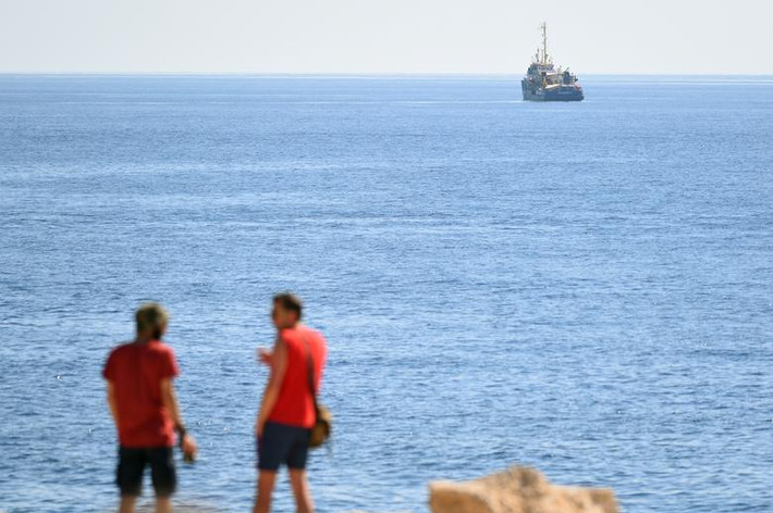 Con tàu hiện đang ở cách cảng Lampedusa khoảng 1,6 km.