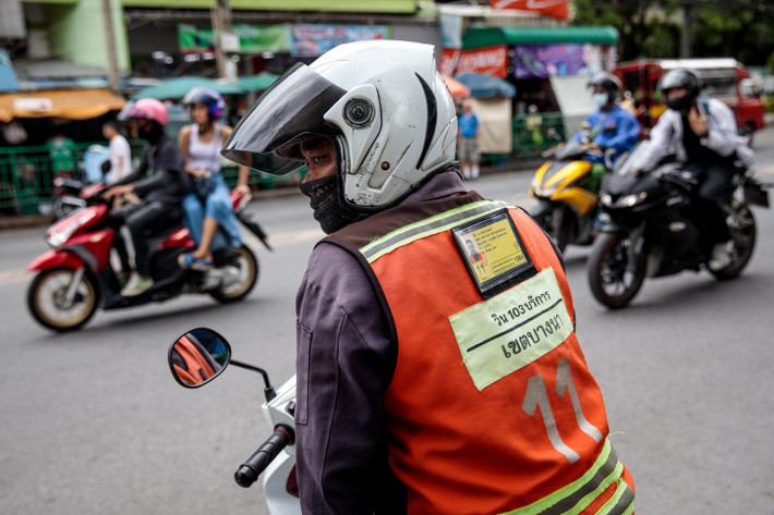 Một tài xế đợi khách tại điểm đỗ xe ôm gần nơi xảy ra vụ ẩu đả. Hàng chục tài xế đã đả thương nhau bằng dao và dùi cui. Tiếng súng lục nổi lên và hai người đàn ông - tài xế xe ôm giao hàng 20 tuổi Weerawat Phuengkhut và tài xế xe ôm 33 tuổi Watcharin Ngamchalao - đã bị bắn chết.