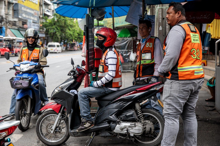 Các tài xế đợi khách gần địa điểm của vụ ẩu đả ở Bangkok. Tài xế địa phương cho biết các băng đảng được điều hành bởi những ông trùm không chính thức. Họ chiếm các điểm đón khách tốt nhất và yêu cầu những tài xế khác trả thêm phí ngoài phí chính thức của thành phố để chia sẻ địa điểm. Những chi phí này thúc đẩy nhiều lái xe nhiệt thành bảo vệ địa bàn của họ, nơi không có ranh giới ràng buộc về mặt pháp lý. Đây là gốc rễ sâu xa của vấn đề. *) Title do Kiến Thức biên tập lại Mời độc giả xem thêm video: Không khí đón Tết Songkran 2014 tại Thái Lan (Nguồn: VTC14)