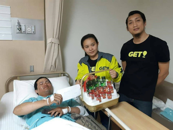 Một tài xế Grab, người cũng làm việc cho GET, được các nhân viên GET đến bệnh viện thăm sau khi anh bị một nhóm xe ôm ở khu vực Sukhumvit 33 đánh. Hồi tháng 3, một tài xế Grab bị một vết thương nặng ở vai trong cuộc tranh giành địa bàn. Tháng này, một người khác bị đâm dao vào mặt.