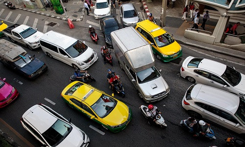 Xe máy luồn lách trong giờ cao điểm ở Bangkok. Nhiều người trong số 8,3 triệu dân sống ở Bangkok sử dụng xe ôm để thoát khỏi dòng xe cộ đông đúc. Cuộc cạnh tranh giữa các lái xe đang nóng lên. Tính đến tháng trước, đã có 104.134 xe ôm được công nhận trong thành phố, làm việc từ gần 6.000 điểm đón chính thức.