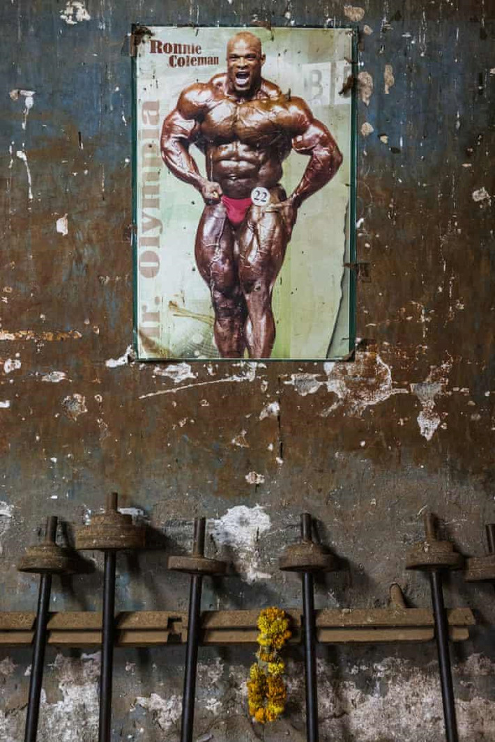 Kushti là hình thức đấu vật truyền thống của Ấn Độ. Người chiến thắng Kushti là người đặt vai đối thủ xuống sàn trước bằng nhiều cách: ném, khóa, ghìm hay ghì người xuống. Trong ảnh là poster của lực sĩ thể hình Mỹ Ronnie Coleman.